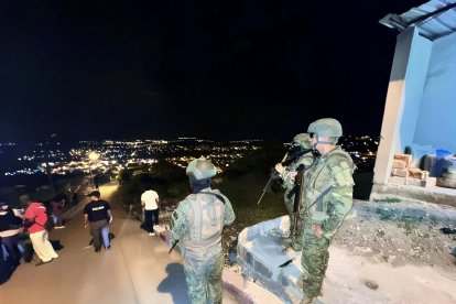 Militares resguardan el barrio 26 de Junio, conocido como Tripa de Pollo, tras el operativo policial que dejó a un joven fallecido y generó tensión comunitaria en Esmeraldas.