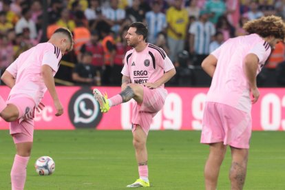 Lionel Messi realiza su calentamiento previo al partido entre Inter Miami y Barcelona SC.