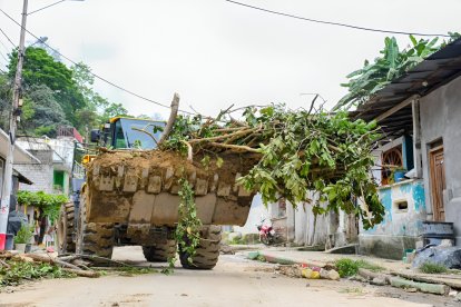 Con maquinaria municipal retiraban los restos y deshechos dejados por la inundación.