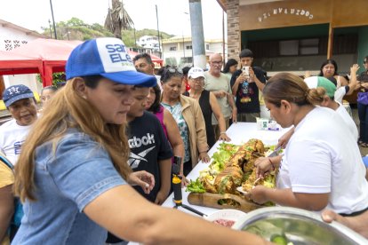 Los turistas hicieron filas para recibir una porción del corviche gigante en la comuna Las Núñez