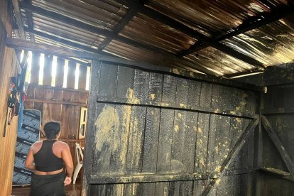 Interior de la vivienda afectada en el recinto Palma Real, parroquia San Gregorio, donde las paredes de madera muestran huellas del incendio que dejó a una familia sin hogar.