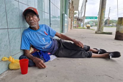 Don Luis Antonio Cedeño Gómez, adulto mayor desorientado, permanece desde hace días en la vereda de Quinindé, a la espera de ayuda institucional.