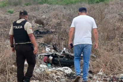 Los agentes descubrieron una moto abandonada cerca del sitio donde se encontró a un hombre muerto.