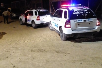 Patrulleros policiales se dirigieron hacia el centro del recinto Guachapelí.