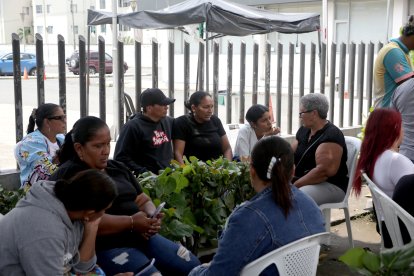 Familiares de las víctimas llegaron al lugar para iniciar los trámites y realizar el reconocimiento de los cuerpos.