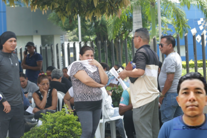 Familiares de Elio Maquilón acudieron al Laboratorio de Criminalística para retirar su cuerpo.
