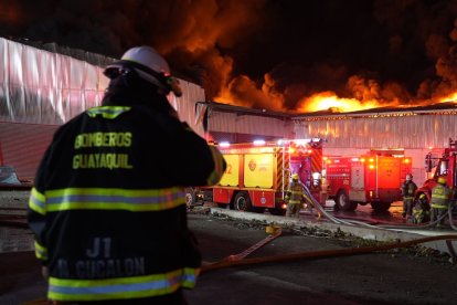 Bomberos se encuentran en el lugar.