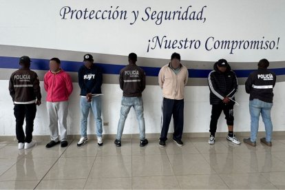 Los cuatro hombres fueron detenidos tras robo en el Comité del Pueblo, norte de Quito.
