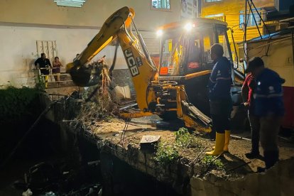 En el barrio María Auxiliadora se registró el colapso de una pared tras la intensa lluvia de la noche del domingo