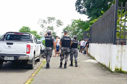 Familiares de las víctimas acudieron a la morgue de la ciudad para retirar los cuerpos.
