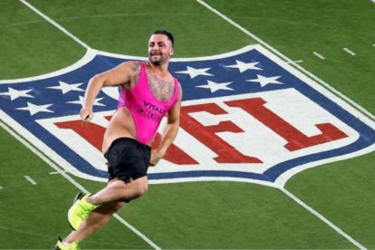 Este hombre ingresó durante el Gran Tazón y obligó al equipo de seguridad a reaccionar.