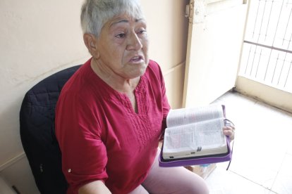 Anna Moya mientras sostiene su Biblia, la cual acostumbra a leer cada día.