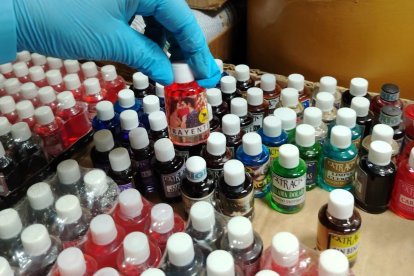 Frascos con supuestos extractos esotéricos fueron decomisados por Arcsa durante un operativo en Santo Domingo.