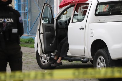 Policía acordona el lugar donde ocurrió el crimen en La Alborada. La víctima quedó en el vehículo.