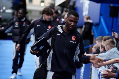 El entrenador del Chelsea Liam Rosenior y Moises Caicedo.