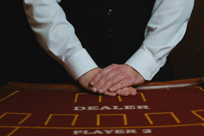El trabajo de croupier exige concentración, formación técnica y manejo del trato con el público.