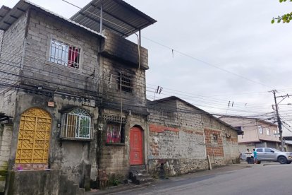 El fuego destruyó los enseres que se encontraban en la planta alta de la vivienda.