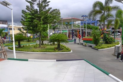 El Parque Central de Atacames, espacio de encuentro ciudadano y escenario del reciente operativo policial que generó alarma por un supuesto fusil, luego identificado como arma de juguete.