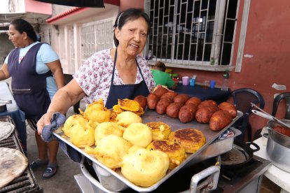 Lucía atiende siempre con una sonrisa. Es lo primero que sus clientes ven.