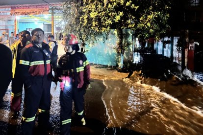 En el barrio María Auxiliadora elementos del Cuerpo de Bomberos de Manta se depslegaron tras una emergencia por la lluvia