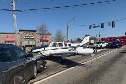 Una avioneta realizó un aterrizaje de emergencia en una carretera de Georgia y terminó impactando varios vehículos