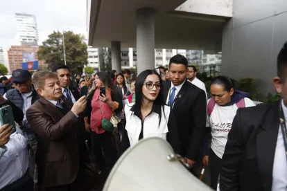 La asambleísta Viviana Veloz a su arribo al Complejo Judicial Norte, en Quito, donde se encuentra Aquiles Álvarez.
