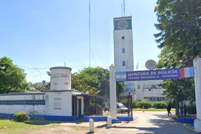 Protesta policial en Rosario: patrulleros, familias y tensión marcaron una noche de reclamos salariales en Argentina