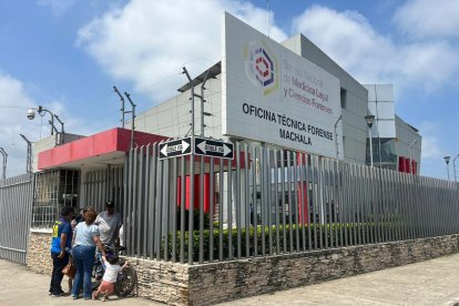 Al Centro Forense de Machala llegó el exalcalde de Huaquillas, Ronald Farfán, para identificar a su hijo.