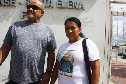 Los padres de Joshua Marcelo Cedeño León muestran la camiseta con la imagen de su hijo desaparecido en Santa Elena.