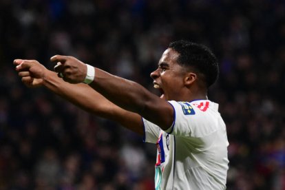Endrick durante un partido del Olympique de Lyon.