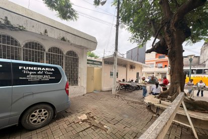 Criminalística levantó seis vainas calibre 3.80 en el sitio del crimen, mientras Dinased asumió las indagaciones.