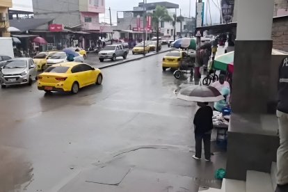 Calle principal de Codesa, donde la mañana de este 10 de febrero dos jóvenes fueron atacados a bala, en medio de la lluvia y la presencia policial que resguardó la zona.
