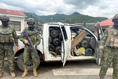 Vehículos, cilindros de gas y combustible fueron abandonados en un paso fronterizo clandestino del cantón Macará, en el límite con el vecino país del Perú.
