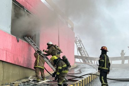 Personal bomberil permanece en la zona atendiendo la alerta.