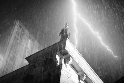 Nicolas Cage encarna a Spider-Noir, el héroe más oscuro de Marvel, en la Nueva York de los años 30