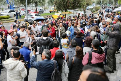 Simpatizantes de Aquiles Álvarez se agolpan a las afueras del Complejo Judicial Norte, en Quito.