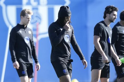 Los jugadores del FC Barcelona Frenkie de Jong (i), Jules Koundé (c) y Ferran López (d) durante el entrenamiento.