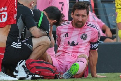 Lionel Messi sufrió una molestia muscular y se obliga la postergación del partido entre Inter e Independiente.