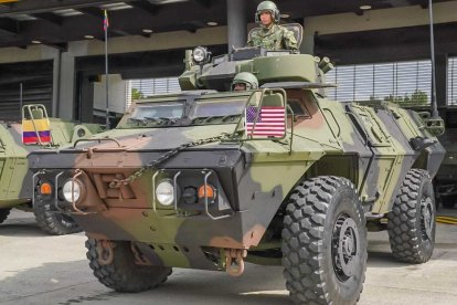 La entrega de los blindados M1117 se realizó en la Base Militar de Tolemaida con autoridades de ambos países