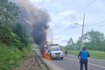 Una ambulancia del Distrito de Salud de Eloy Alfaro fue consumida por las llamas en la vía Borbón–Esmeraldas, tras un desperfecto mecánico; no hubo heridos.