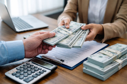 Recreación de una transacción en efectivo entre particulares.