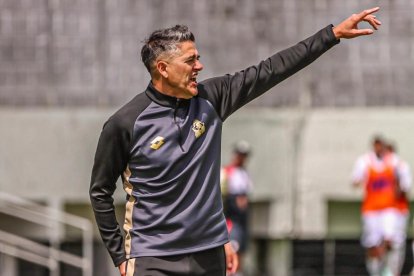 Norberto Araujo va dando forma a su idea de juego en Aucas.