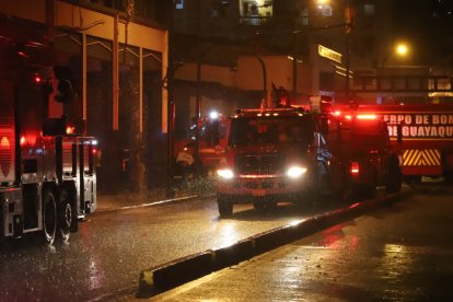 Vecinos evacuaron animales y pertenencias tras el colapso del edificio en el centro de Guayaquil.