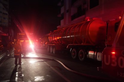 Bomberos combaten las llamas en el edificio Multicomercio.