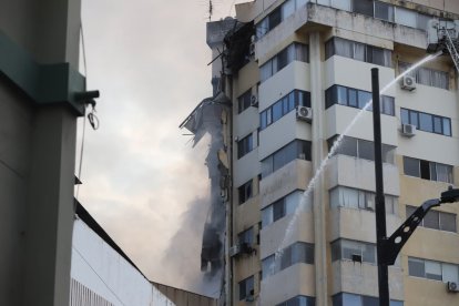 En el lugar continúan las acciones bomberiles, luego de un colapso parcial en el edificio.