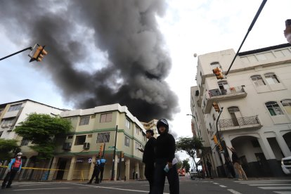 La humareda era visible a varias cuadras del lugar del siniestro, cubriendo parte del cielo en el centro de la ciudad y generando preocupación entre transeúntes y comerciantes del sector.
