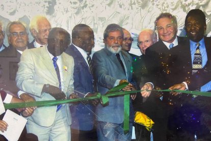Moacyr Pinto de traje blanco con el presidente de Brasil Lula da Silva y a un costado Pelé.