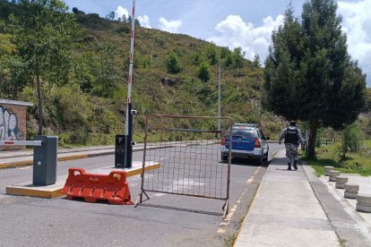 Los hermanos Álvarez llegaron al aeropuerto Mariscal La Mar de Cuenca bajo un fuerte operativo de seguridad.