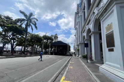 Una tarima fue instalada en plena calle Malecón de Guayaquil.