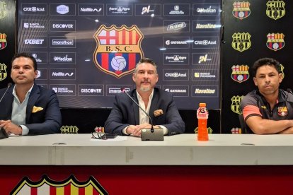 Galo Roggiero junto al presidente subrogante de Barcelona, Miguel Montalvo y Matías Oyola.